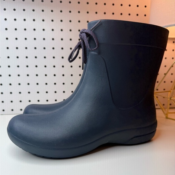 Women’s Crocs Freesail Shorty Rain Boot 203851 in Dark Navy Women's Size 8 - Picture 10 of 16